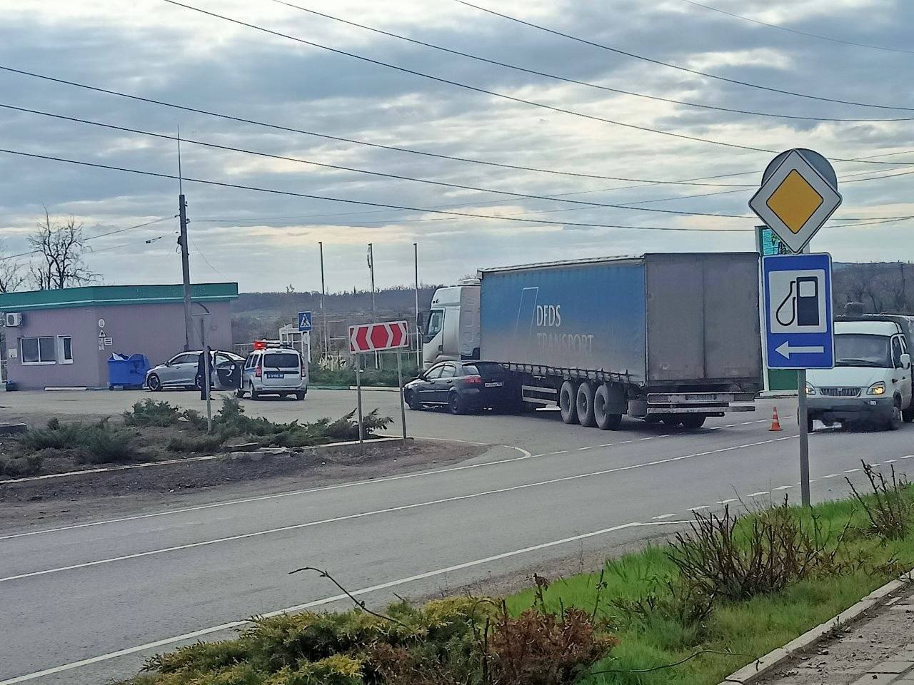 Широченный заезд на АЗС не поделили грузовик и легковушка в Харцызске