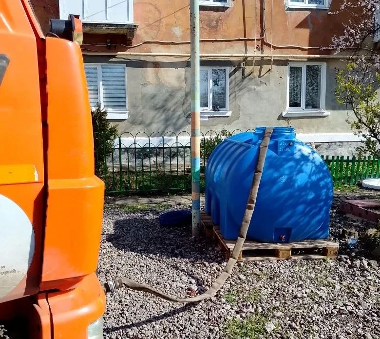 В Кировском внутригородском районе при поддержке региона-шефа Московская область продолжается подвоз воды для жителей домов, в которые в установленный графиком день не поступила вода В Кировском внутригородском районе при поддержке региона-шефа Московская область продолжается подвоз воды для жителей домов, в которые в установленный графиком день не поступила вода
