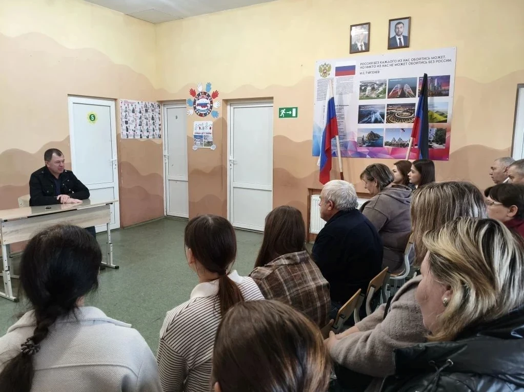 Замглавы Шахтерского округа встретился с сельскими педагогами Замглавы Шахтерского округа встретился с сельскими педагогами