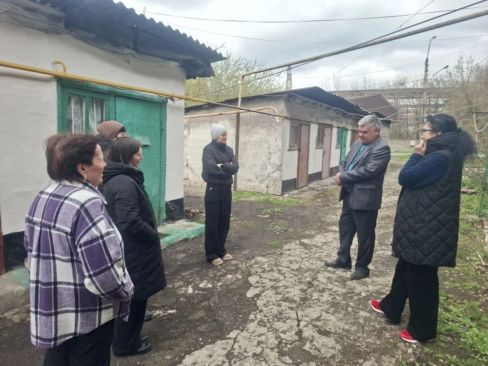 Во исполнение поручения Главы ДНР Дениса Пушилина, 15 апреля, депутат Макеевского городского совета Юрий Яретенко провел встречу с жителями Кировского района на подведомственной территории по ул. Чудская, 15