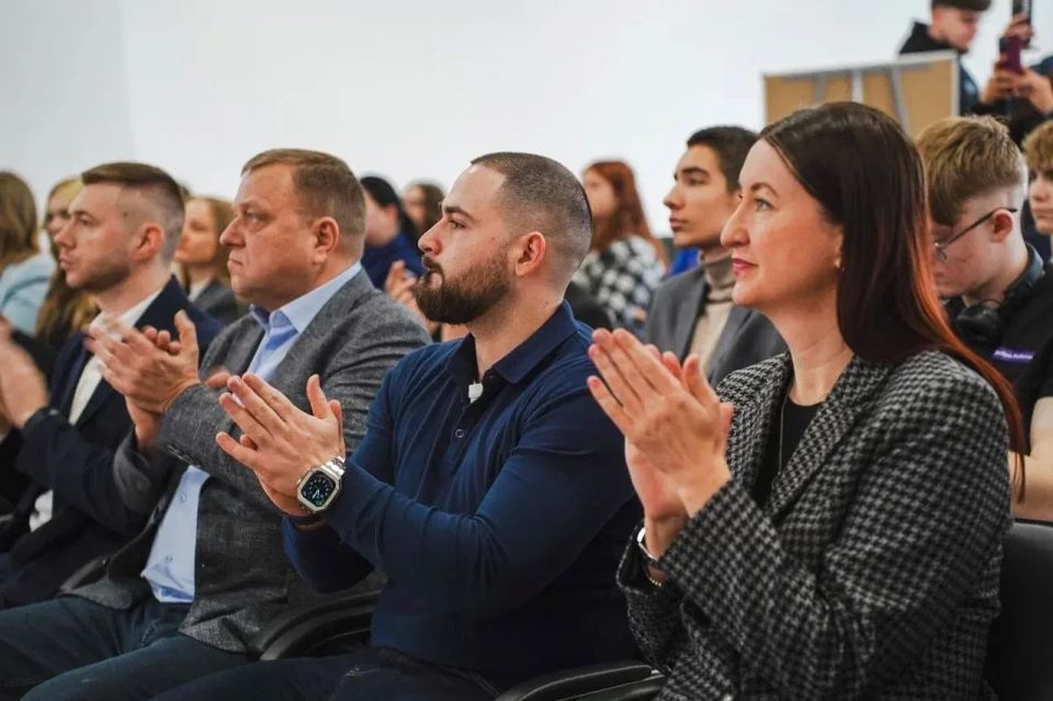 Роман Удалов вручил «Добро.Карты» активным волонтерам Республики Роман Удалов вручил «Добро.Карты» активным волонтерам Республики