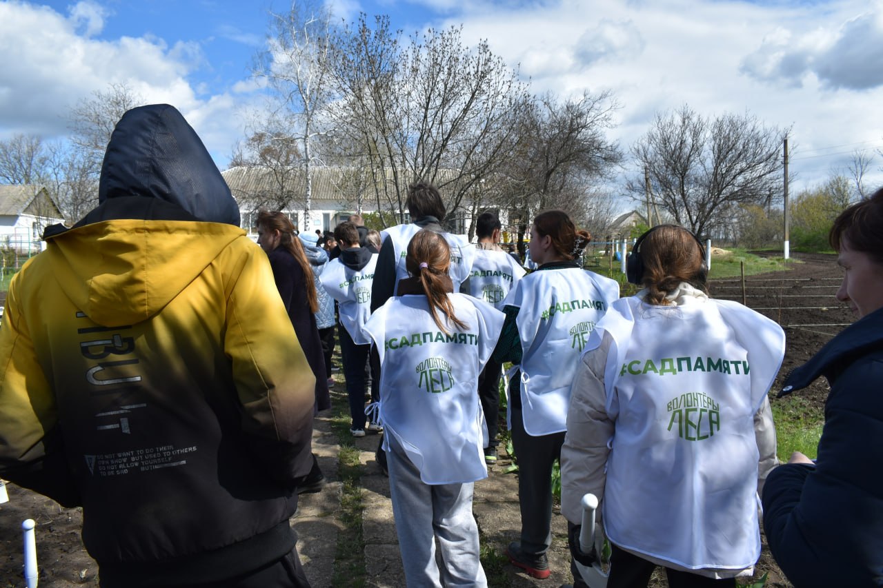 Память, воплощенная в зелени: в Амвросиевском округе расширяют «Сад Памяти» Память, воплощенная в зелени: в Амвросиевском округе расширяют «Сад Памяти»