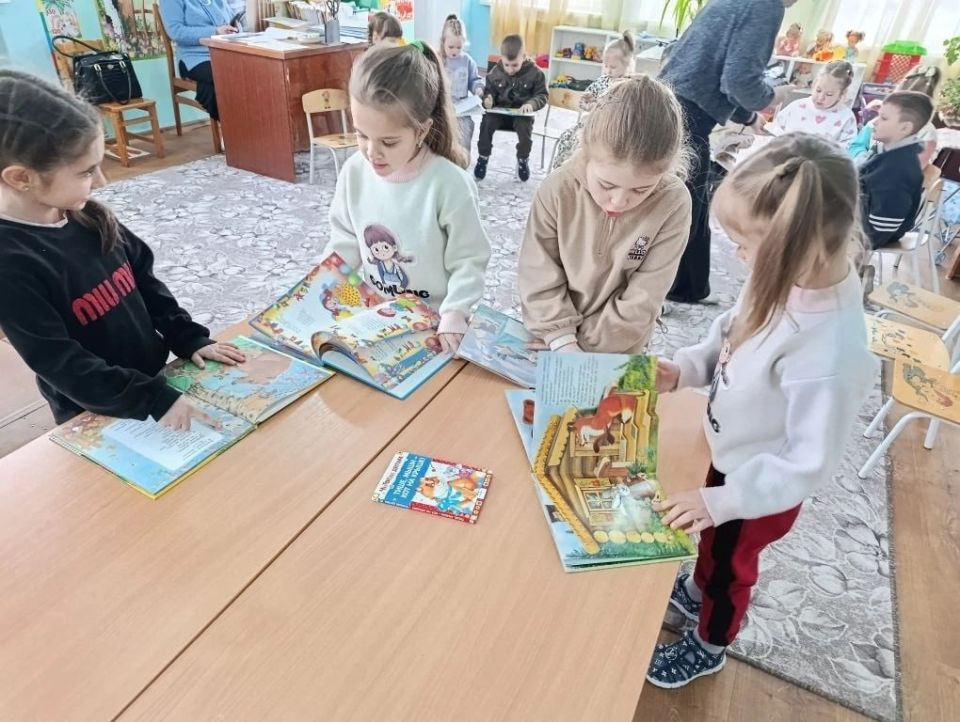 Дошколята Ждановки знакомятся с миром книг Дошколята Ждановки знакомятся с миром книг