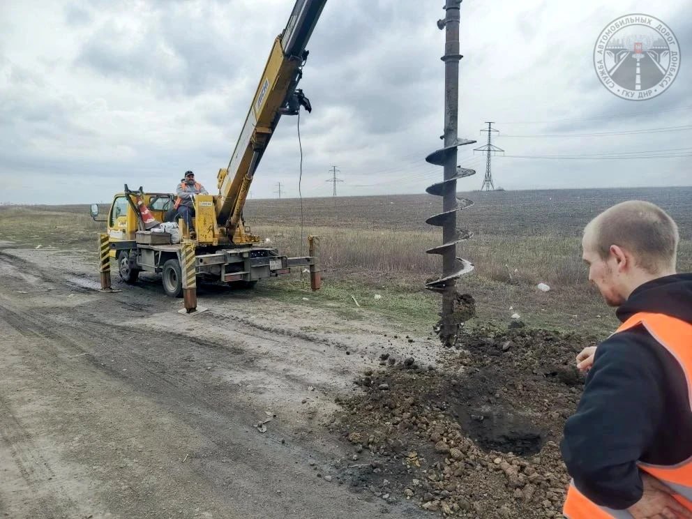 На автомобильной дороге Донецк-Макеевка-Торез-до границы ЛНР продолжаются работы по устройству искусственного электрического освещения На автомобильной дороге Донецк-Макеевка-Торез-до границы ЛНР продолжаются работы по устройству искусственного электрического освещения