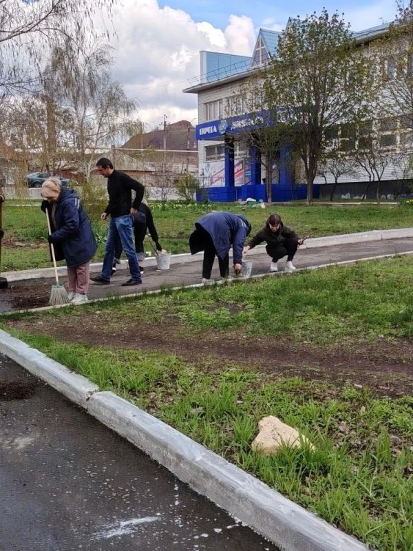 Сотрудники ГУП ДНР «ПОЧТА ДОНБАССА» дружно приняли участие в традиционном общереспубликанском субботнике, который прошел 11 апреля по инициативе главы ДНР Дениса Пушилина Сотрудники ГУП ДНР «ПОЧТА ДОНБАССА» дружно приняли участие в традиционном общереспубликанском субботнике, который прошел 11 апреля по инициативе главы ДНР Дениса Пушилина