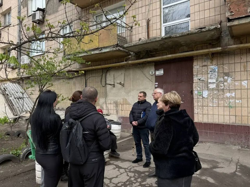 Сегодня, 15 апреля, первый заместитель руководителя Управы Ворошиловского внутригородского района Евтеев Андрей совместно с депутатом Донецкого городского Совета Ткаченко Сергеем провели встречу с населением Сегодня, 15 апреля, первый заместитель руководителя Управы Ворошиловского внутригородского района Евтеев Андрей совместно с депутатом Донецкого городского Совета Ткаченко Сергеем провели встречу с населением