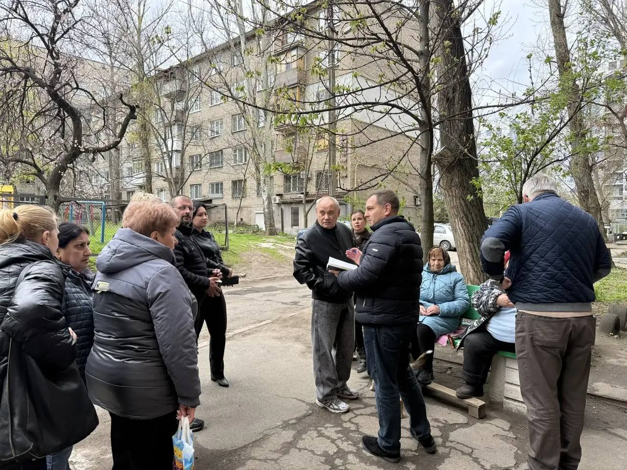 Сегодня, 15 апреля, первый заместитель руководителя Управы Ворошиловского внутригородского района Евтеев Андрей совместно с депутатом Донецкого городского Совета Ткаченко Сергеем провели встречу с населением