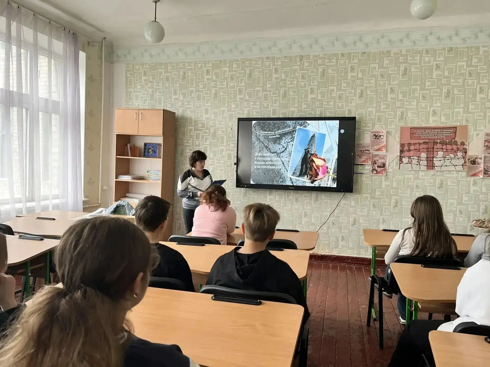 В память о геноциде в енакиевской школе прошёл классный час В память о геноциде в енакиевской школе прошёл классный час