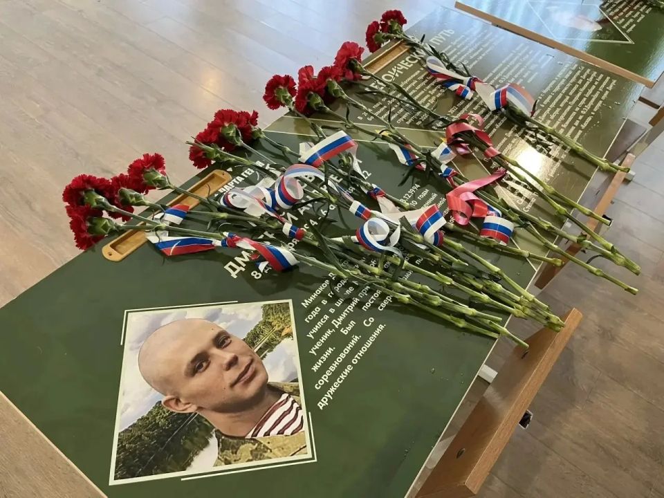 Александр Пеняев: Сегодня в ГБОУ «Школа №1 Ясиноватского МО» отдали дань памяти героям, чье мужество и отвага навсегда останутся в наших сердцах Александр Пеняев: Сегодня в ГБОУ «Школа №1 Ясиноватского МО» отдали дань памяти героям, чье мужество и отвага навсегда останутся в наших сердцах