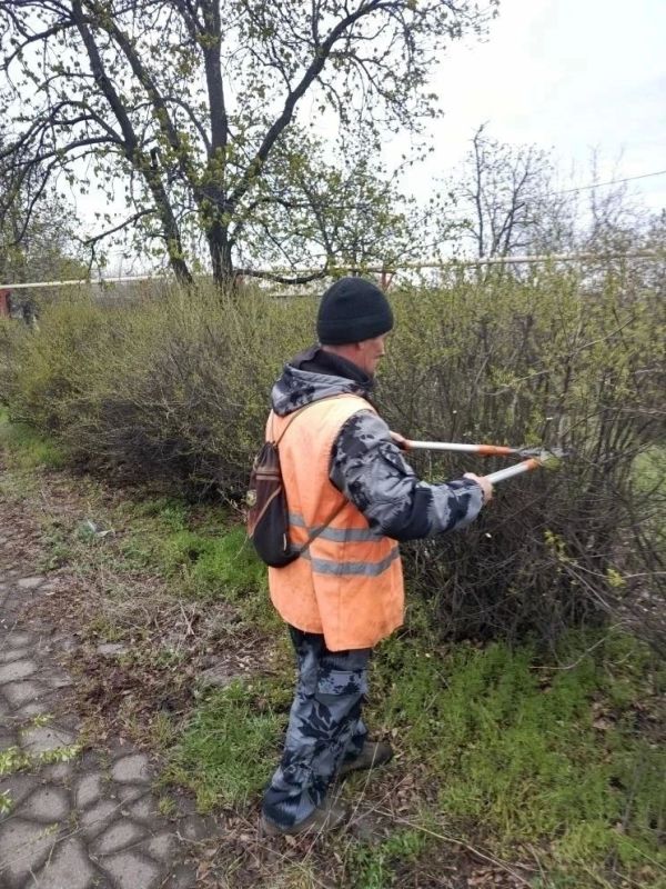 Коммунальщики Снежного продолжают благоустраивать территории общего пользования Коммунальщики Снежного продолжают благоустраивать территории общего пользования