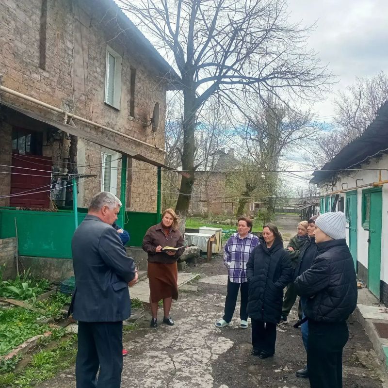 Во исполнение поручения Главы ДНР Дениса Пушилина, 15 апреля, депутат Макеевского городского совета Юрий Яретенко провел встречу с жителями Кировского района на подведомственной территории по ул. Чудская, 15 Во исполнение поручения Главы ДНР Дениса Пушилина, 15 апреля, депутат Макеевского городского совета Юрий Яретенко провел встречу с жителями Кировского района на подведомственной территории по ул. Чудская, 15