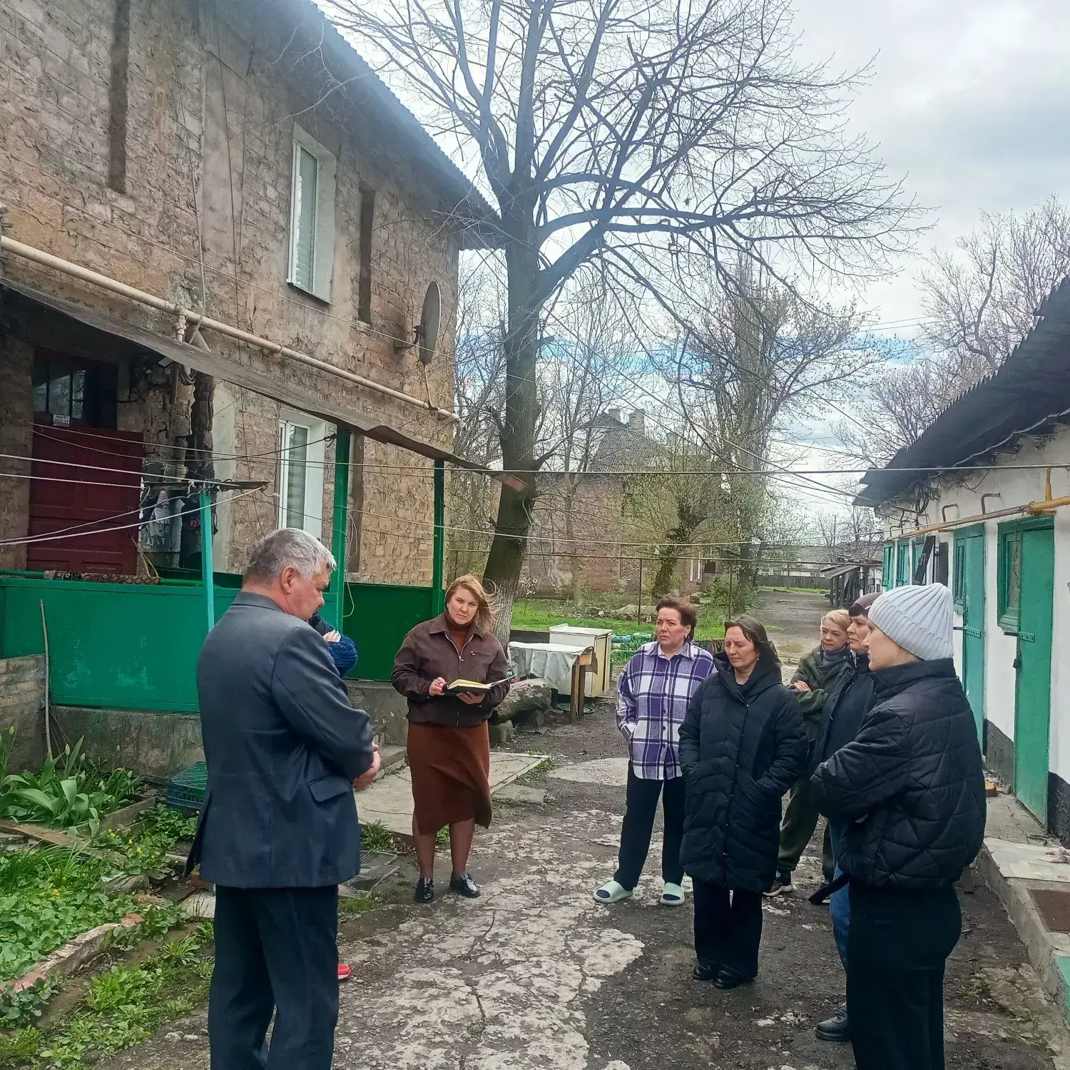 Во исполнение поручения Главы ДНР Дениса Пушилина, 15 апреля, депутат Макеевского городского совета Юрий Яретенко провел встречу с жителями Кировского района на подведомственной территории по ул. Чудская, 15 Во исполнение поручения Главы ДНР Дениса Пушилина, 15 апреля, депутат Макеевского городского совета Юрий Яретенко провел встречу с жителями Кировского района на подведомственной территории по ул. Чудская, 15