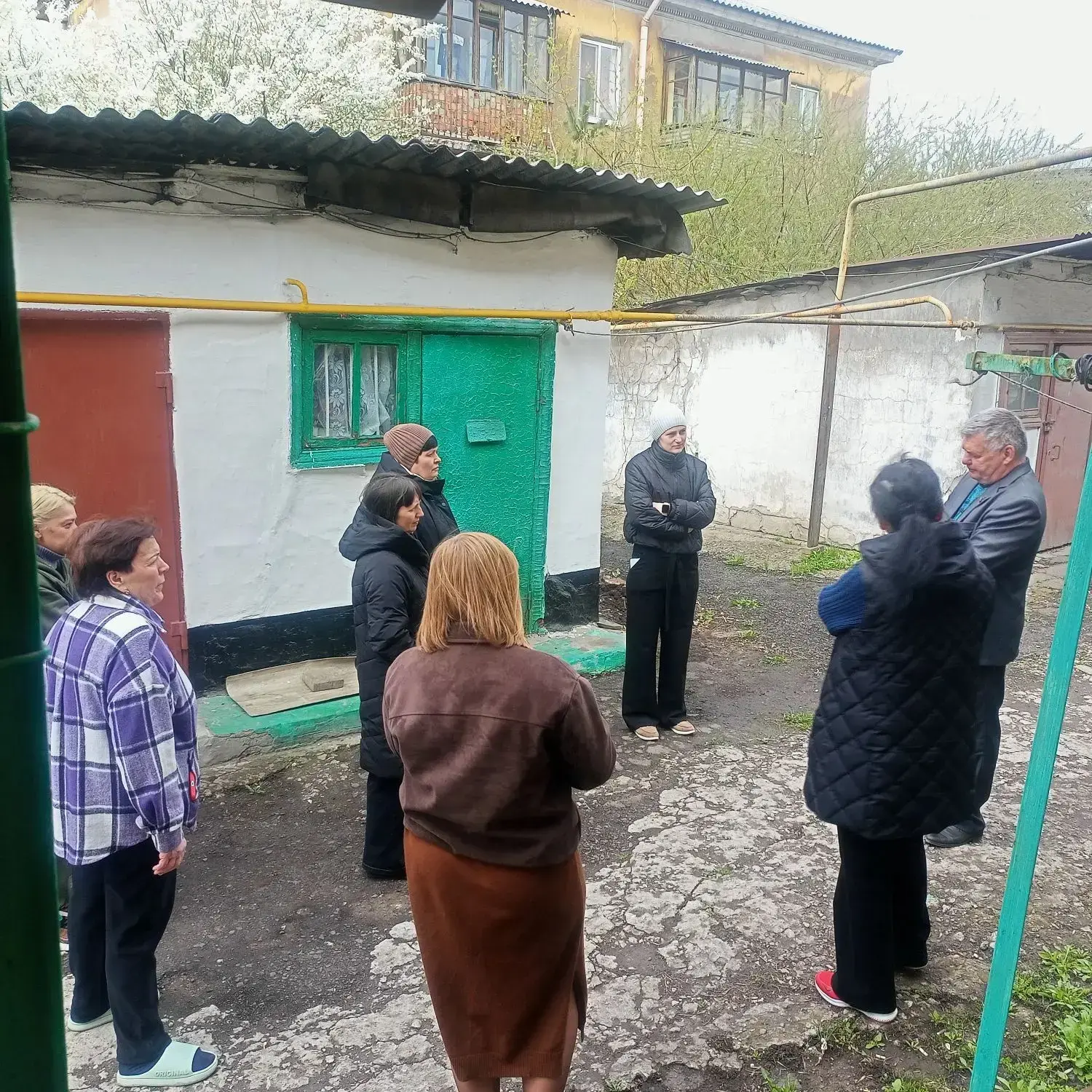 Во исполнение поручения Главы ДНР Дениса Пушилина, 15 апреля, депутат Макеевского городского совета Юрий Яретенко провел встречу с жителями Кировского района на подведомственной территории по ул. Чудская, 15 Во исполнение поручения Главы ДНР Дениса Пушилина, 15 апреля, депутат Макеевского городского совета Юрий Яретенко провел встречу с жителями Кировского района на подведомственной территории по ул. Чудская, 15