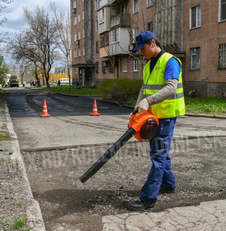 В Донецке стартовали работы по обновлению внутриквартальных дорог В Донецке стартовали работы по обновлению внутриквартальных дорог