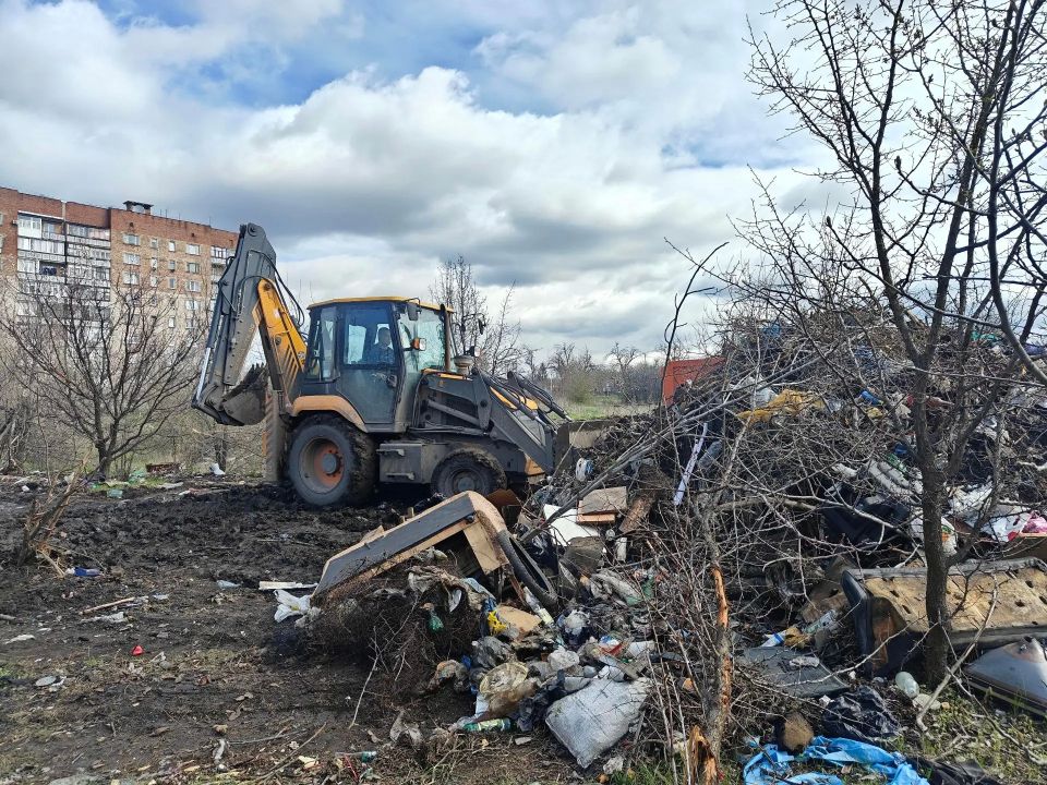 В Снежном продолжается ликвидация несанкционированных свалок В Снежном продолжается ликвидация несанкционированных свалок