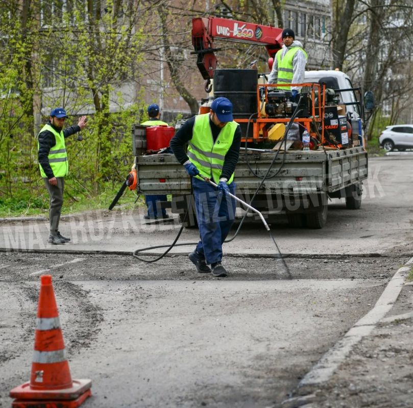В Донецке стартовали работы по обновлению внутриквартальных дорог В Донецке стартовали работы по обновлению внутриквартальных дорог