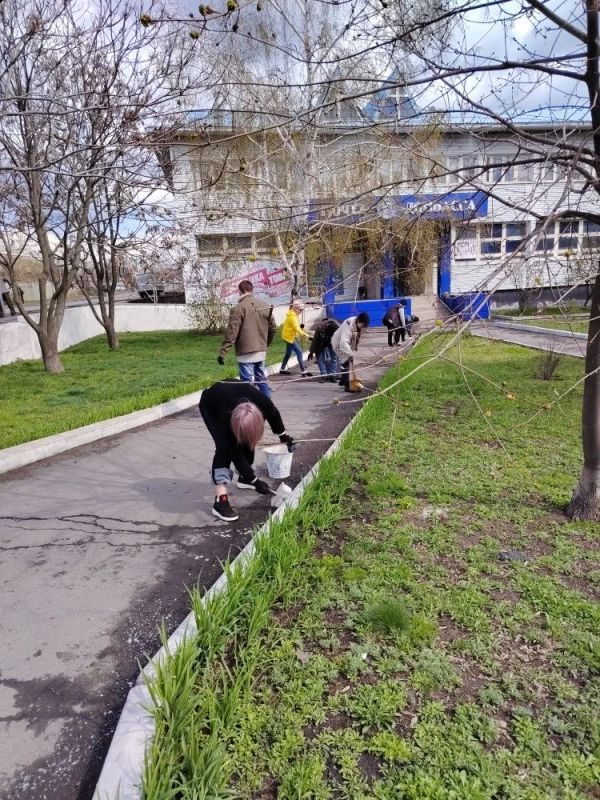 Сотрудники ГУП ДНР «ПОЧТА ДОНБАССА» дружно приняли участие в традиционном общереспубликанском субботнике, который прошел 11 апреля по инициативе главы ДНР Дениса Пушилина Сотрудники ГУП ДНР «ПОЧТА ДОНБАССА» дружно приняли участие в традиционном общереспубликанском субботнике, который прошел 11 апреля по инициативе главы ДНР Дениса Пушилина