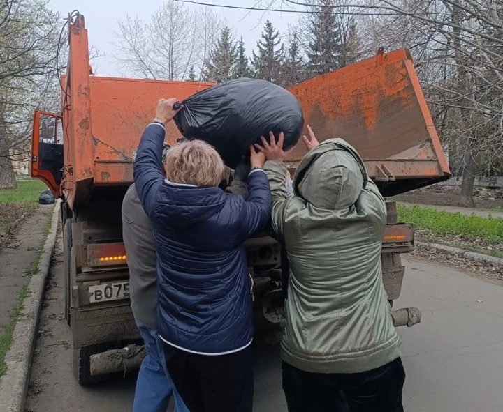 Вчера, 14 апреля, в рамках мероприятий по благоустройству в весенний период были организованы и выполнены работы по вывозу собранного силами ГБДОУ «Детский сад № 168 компенсирующего вида городского округа Макеевка», ГБУ... Вчера, 14 апреля, в рамках мероприятий по благоустройству в весенний период были организованы и выполнены работы по вывозу собранного силами ГБДОУ «Детский сад № 168 компенсирующего вида городского округа Макеевка», ГБУ...