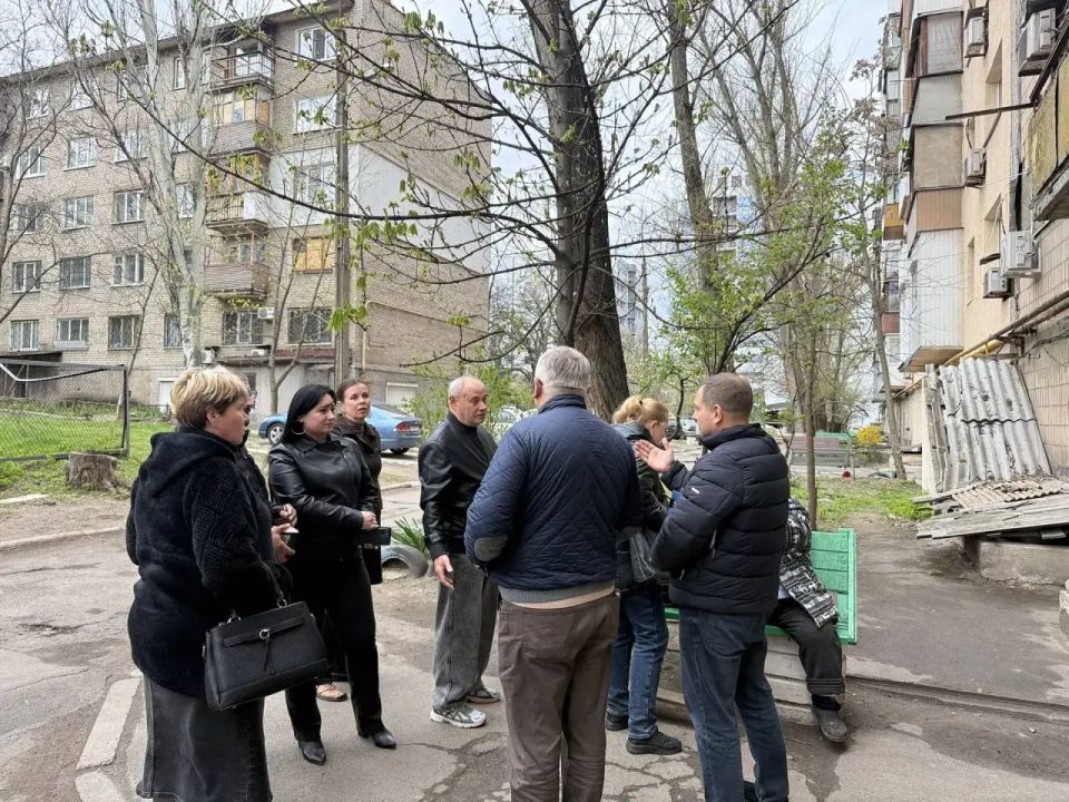 Сегодня, 15 апреля, первый заместитель руководителя Управы Ворошиловского внутригородского района Евтеев Андрей совместно с депутатом Донецкого городского Совета Ткаченко Сергеем провели встречу с населением Сегодня, 15 апреля, первый заместитель руководителя Управы Ворошиловского внутригородского района Евтеев Андрей совместно с депутатом Донецкого городского Совета Ткаченко Сергеем провели встречу с населением