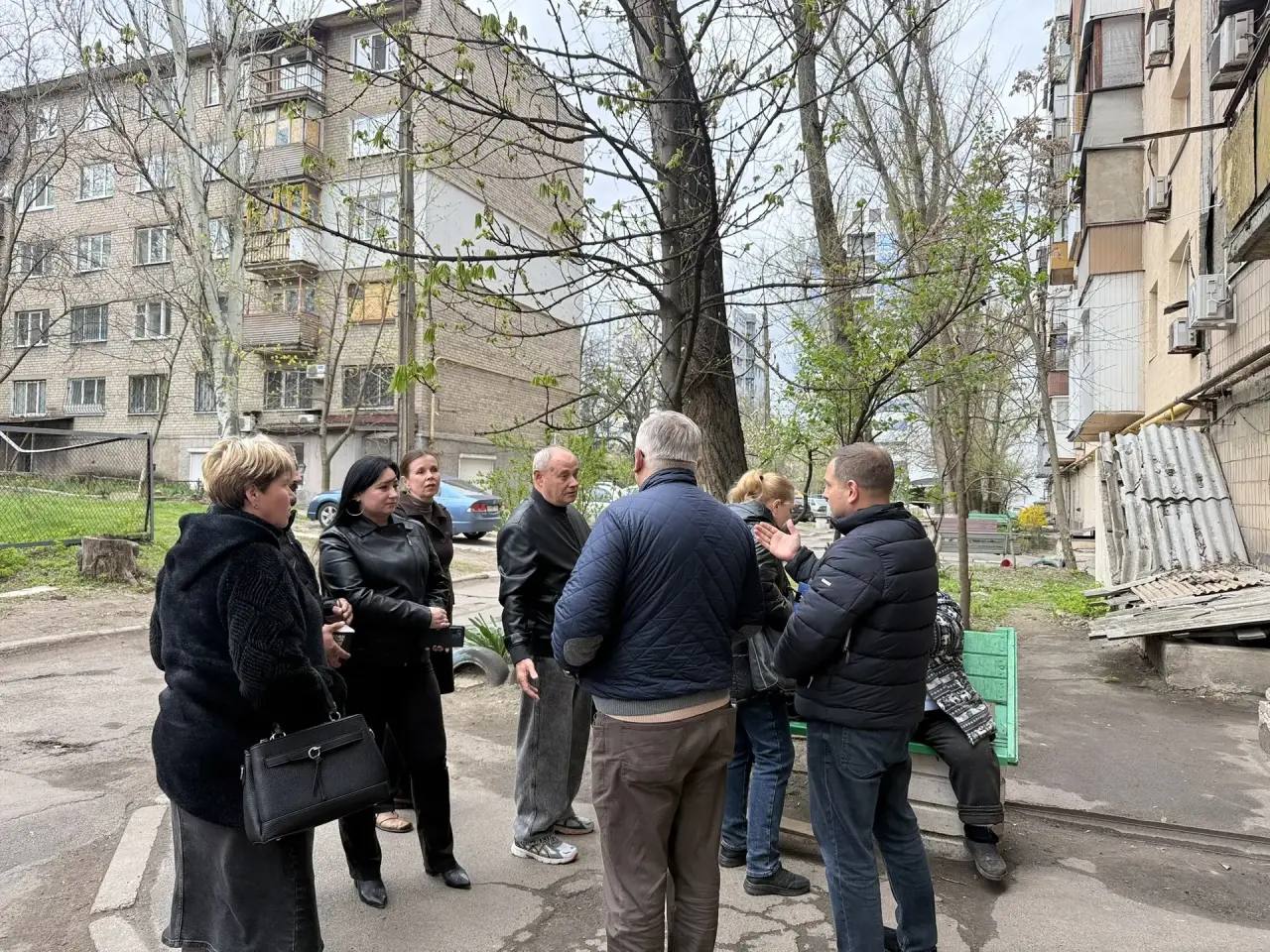 Сегодня, 15 апреля, первый заместитель руководителя Управы Ворошиловского внутригородского района Евтеев Андрей совместно с депутатом Донецкого городского Совета Ткаченко Сергеем провели встречу с населением Сегодня, 15 апреля, первый заместитель руководителя Управы Ворошиловского внутригородского района Евтеев Андрей совместно с депутатом Донецкого городского Совета Ткаченко Сергеем провели встречу с населением