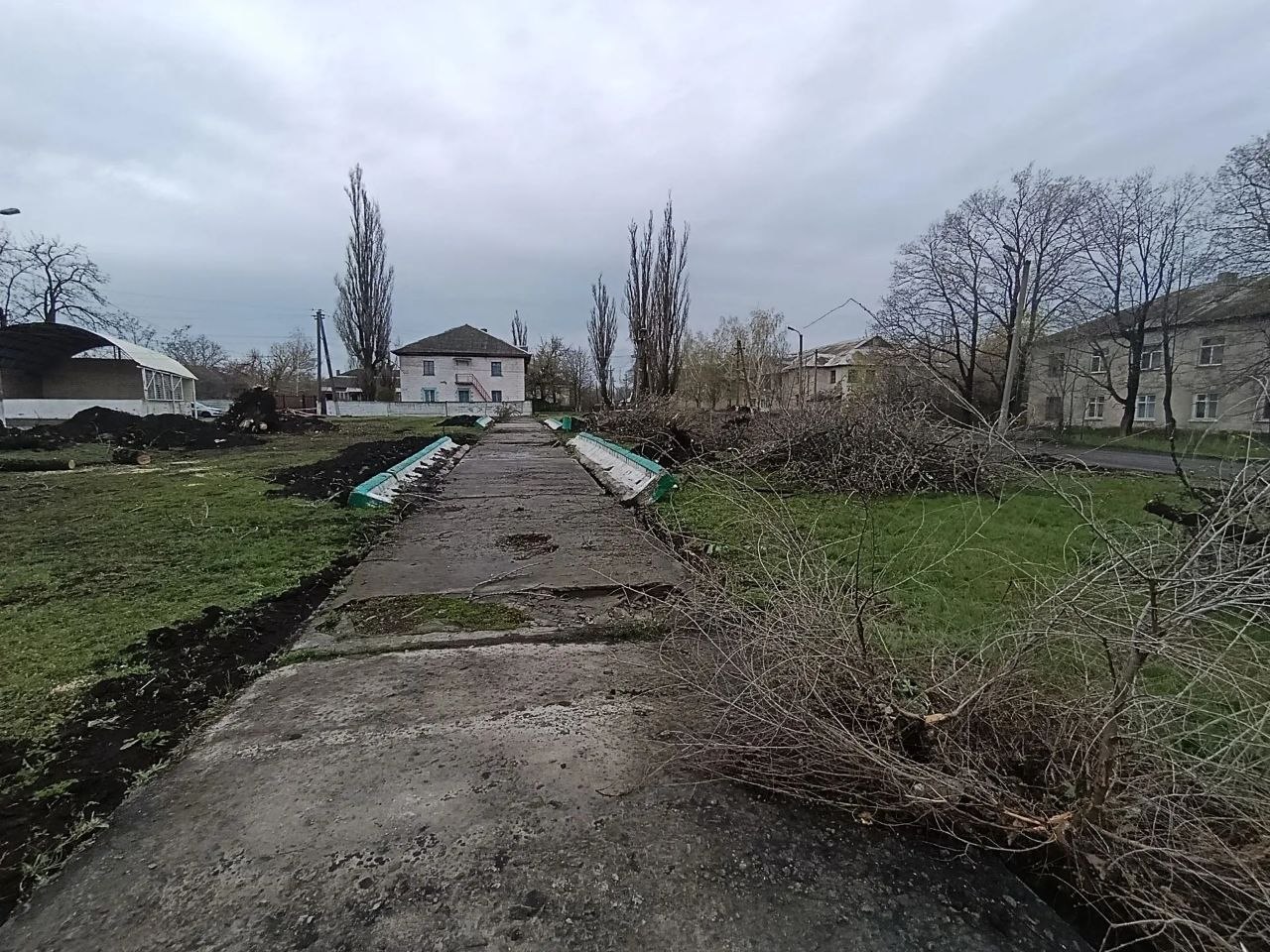 В Снежном обновляют территорию поселка Северное В Снежном обновляют территорию поселка Северное