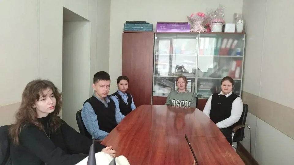 Юные дипломаты Ямала и Волновахи встретились на «космическом» телемосте Юные дипломаты Ямала и Волновахи встретились на «космическом» телемосте