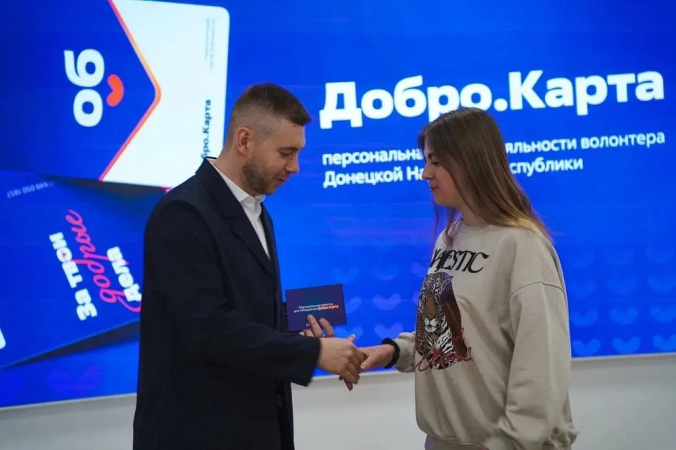 Роман Удалов вручил «Добро.Карты» активным волонтерам Республики Роман Удалов вручил «Добро.Карты» активным волонтерам Республики