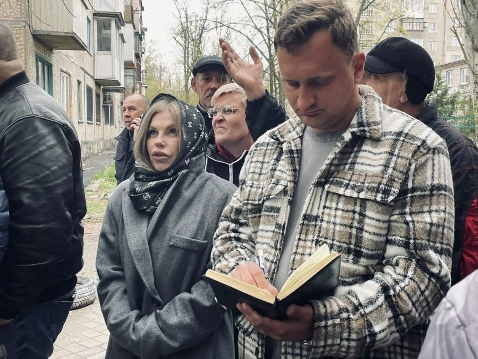 Анна Кондрыкинская: Выехали с коллегами на встречу с жителями по улице Куйбышева, 165 Анна Кондрыкинская: Выехали с коллегами на встречу с жителями по улице Куйбышева, 165