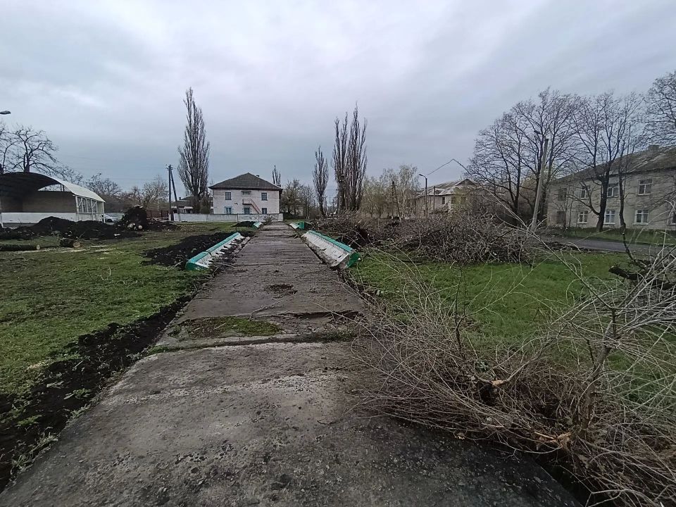 В Снежном обновляют территорию поселка Северное В Снежном обновляют территорию поселка Северное