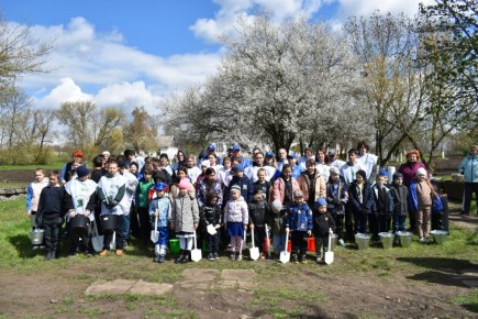 Память, воплощенная в зелени: в Амвросиевском округе расширяют «Сад Памяти»