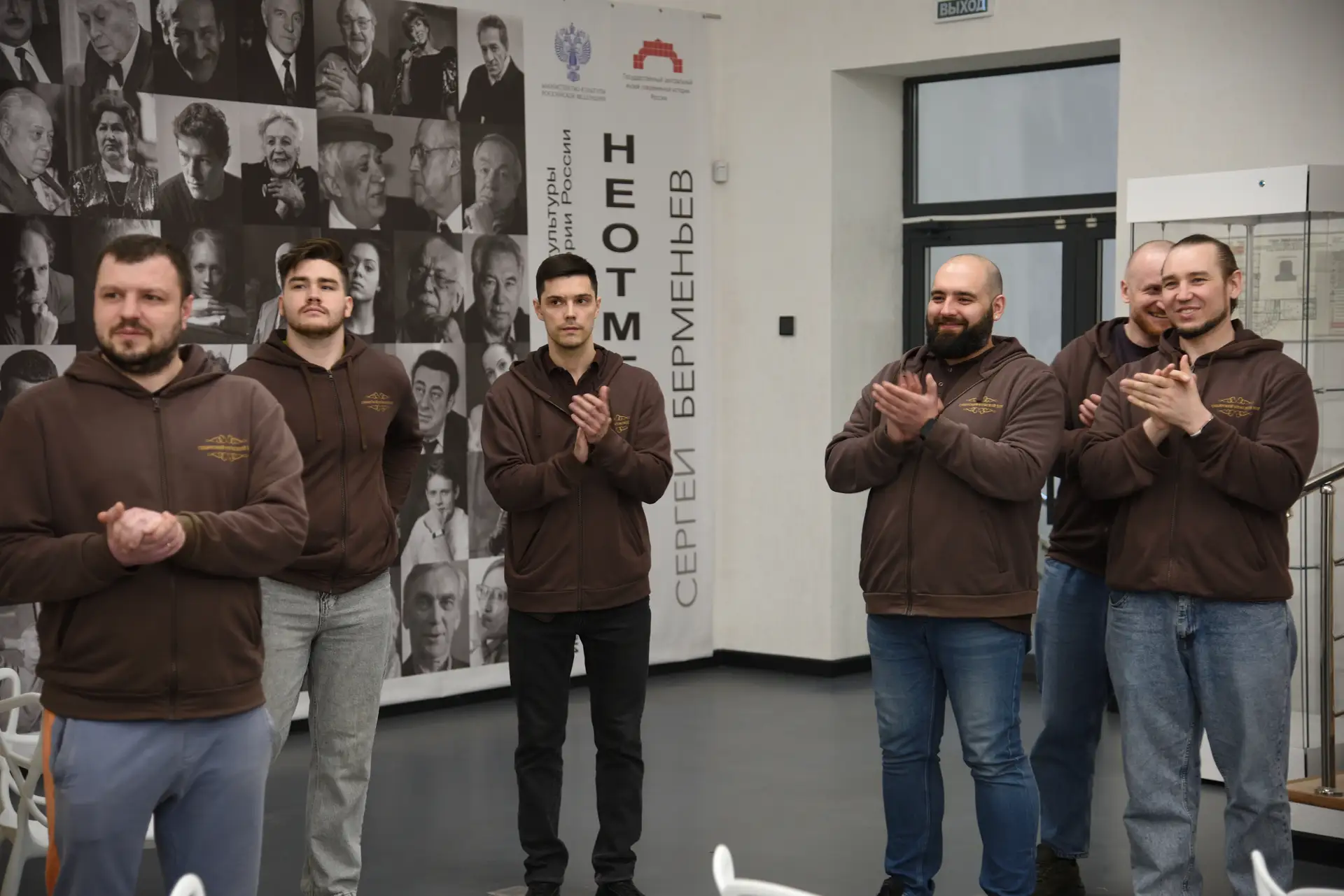 В преддверии Дня памяти жертв геноцида советского народа Сибирский мужской хор посетил Музей Героев подполья Донецка Центра славянской культуры В преддверии Дня памяти жертв геноцида советского народа Сибирский мужской хор посетил Музей Героев подполья Донецка Центра славянской культуры