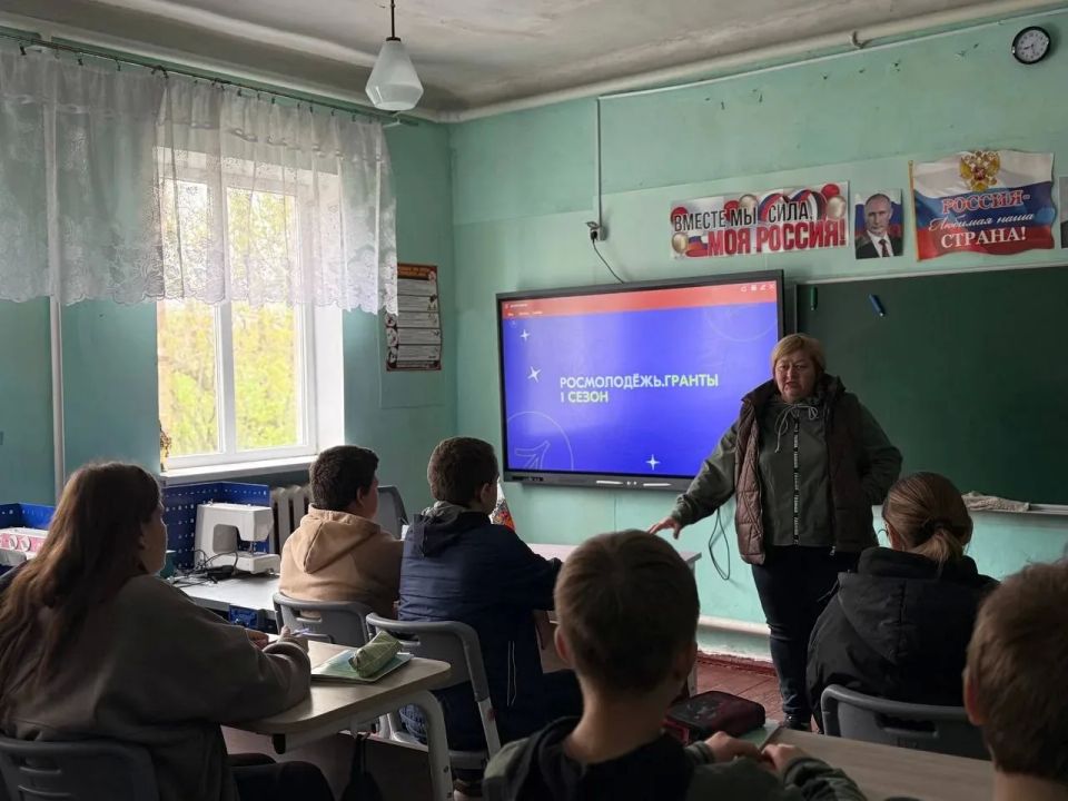 Поговорим о грантах. В городском округе Иловайск в ГБОУ "Зеленовская школа г. о. Иловайск" для старшеклассников прошла проектная лекция «Поговорим о грантах», подготовленная и проведённая директором Зеленовского сельского... Поговорим о грантах. В городском округе Иловайск в ГБОУ "Зеленовская школа г. о. Иловайск" для старшеклассников прошла проектная лекция «Поговорим о грантах», подготовленная и проведённая директором Зеленовского сельского...