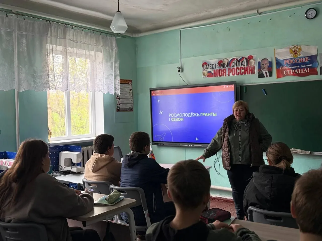 Поговорим о грантах. В городском округе Иловайск в ГБОУ "Зеленовская школа г. о. Иловайск" для старшеклассников прошла проектная лекция «Поговорим о грантах», подготовленная и проведённая директором Зеленовского сельского... Поговорим о грантах. В городском округе Иловайск в ГБОУ "Зеленовская школа г. о. Иловайск" для старшеклассников прошла проектная лекция «Поговорим о грантах», подготовленная и проведённая директором Зеленовского сельского...