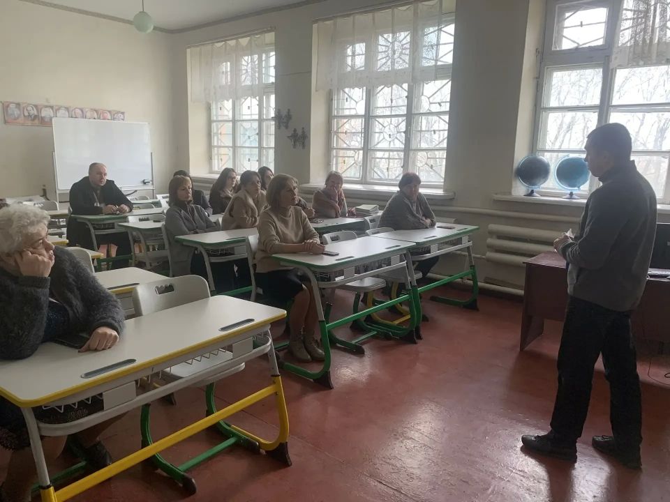 15 апреля заместитель главы администрации городского округа Торез Александр Остапенко провел встречу с трудовым коллективом ГБОУ "Школа № 2 г.о. Торез" 15 апреля заместитель главы администрации городского округа Торез Александр Остапенко провел встречу с трудовым коллективом ГБОУ "Школа № 2 г.о. Торез"