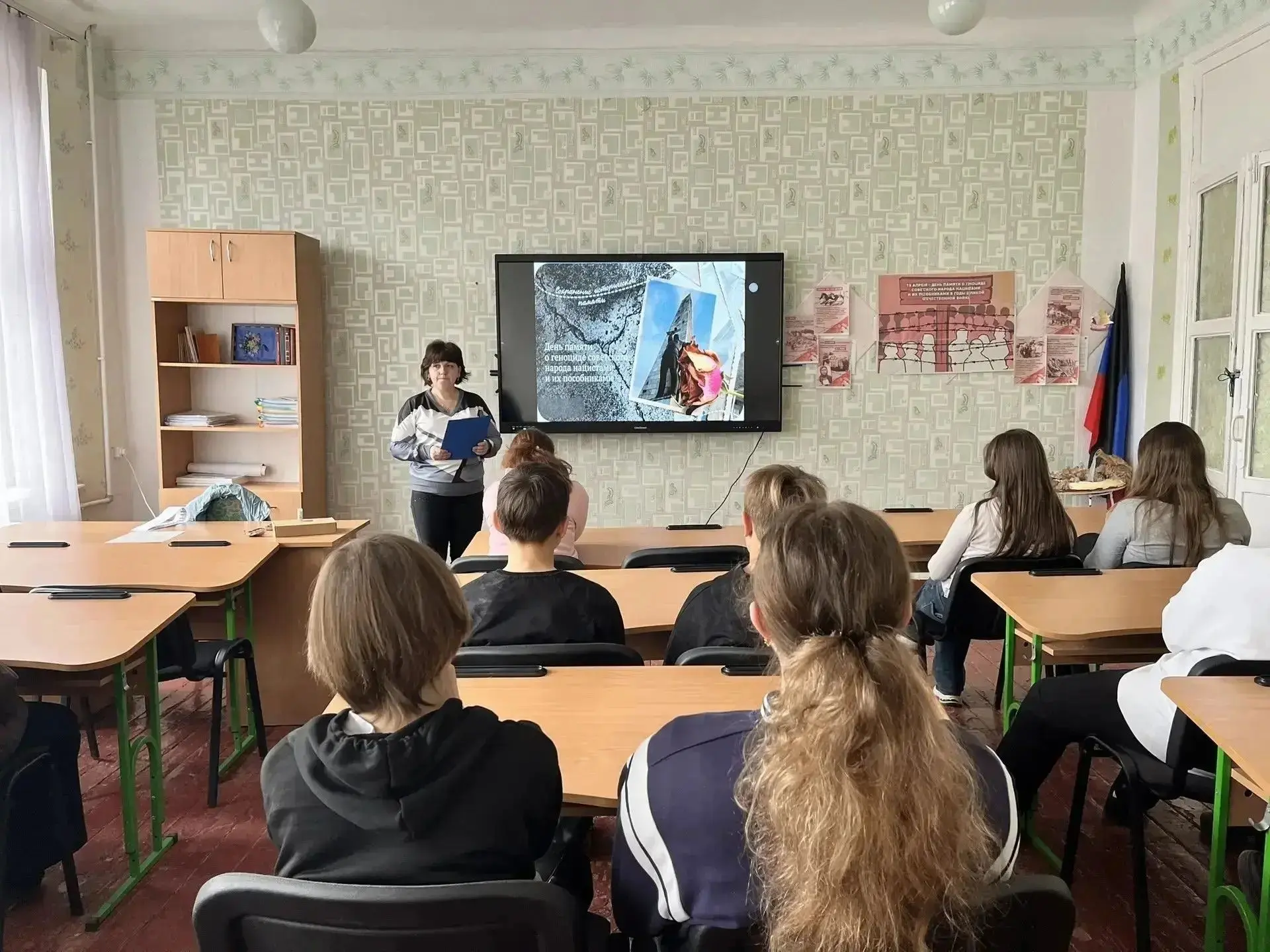 В память о геноциде в енакиевской школе прошёл классный час В память о геноциде в енакиевской школе прошёл классный час