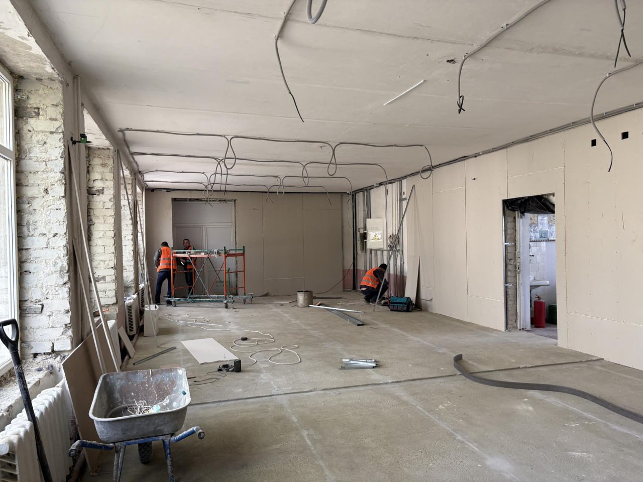 Сахалинская область проводят полный комплекс восстановительных работ в зале хореографии средней школы № 2 Шахтерска Сахалинская область проводят полный комплекс восстановительных работ в зале хореографии средней школы № 2 Шахтерска