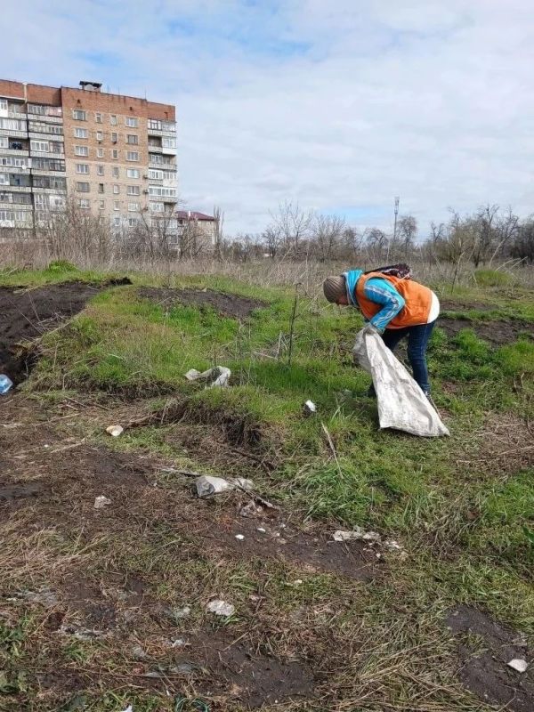Коммунальщики Снежного продолжают благоустраивать территории общего пользования Коммунальщики Снежного продолжают благоустраивать территории общего пользования
