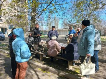 Начальник Амвросиевского территориального отдела Сергей Прищенко провел встречу с населением пгт Новоамвросиевское