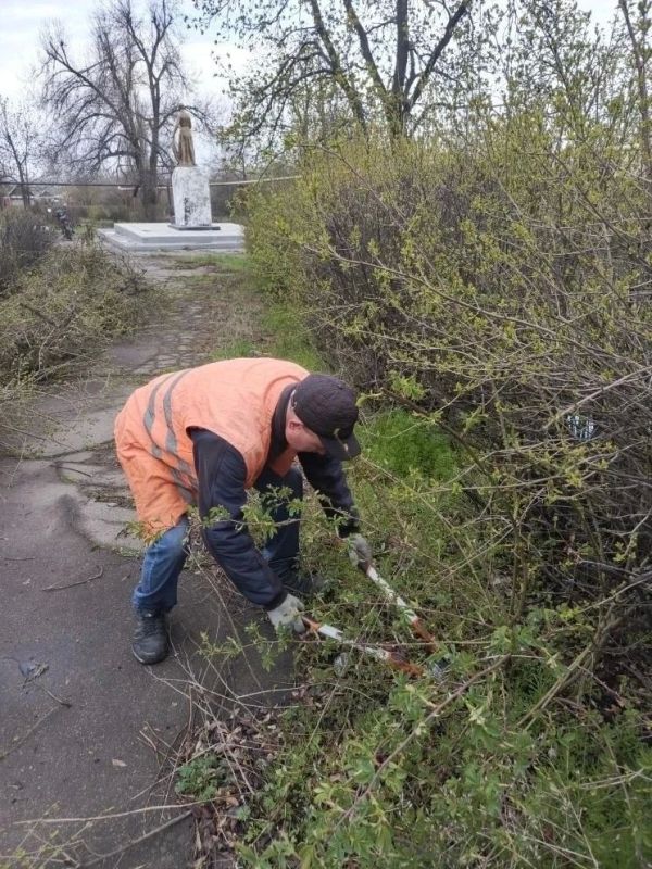 Коммунальщики Снежного продолжают благоустраивать территории общего пользования Коммунальщики Снежного продолжают благоустраивать территории общего пользования