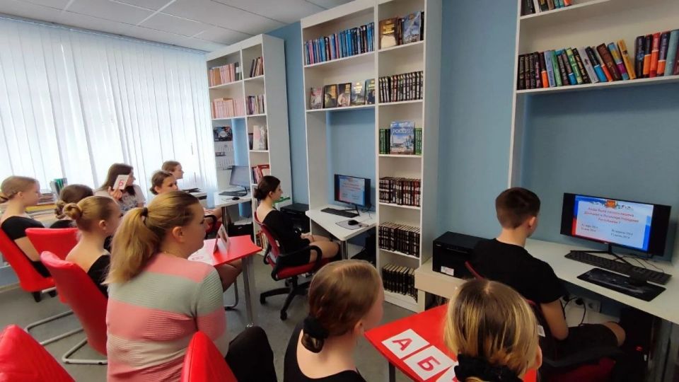 Сегодня, 15 апреля, в рамках празднования годовщины «Русской весны» в клубе села Бирюки для участников творческих коллективов была проведена интеллектуальная игра «Герои русской весны» Сегодня, 15 апреля, в рамках празднования годовщины «Русской весны» в клубе села Бирюки для участников творческих коллективов была проведена интеллектуальная игра «Герои русской весны»