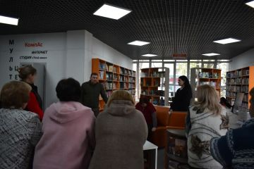 Глава Амвросиевского муниципального округа Игорь Лызов провел встречу с сотрудниками Центральной библиотечной системы