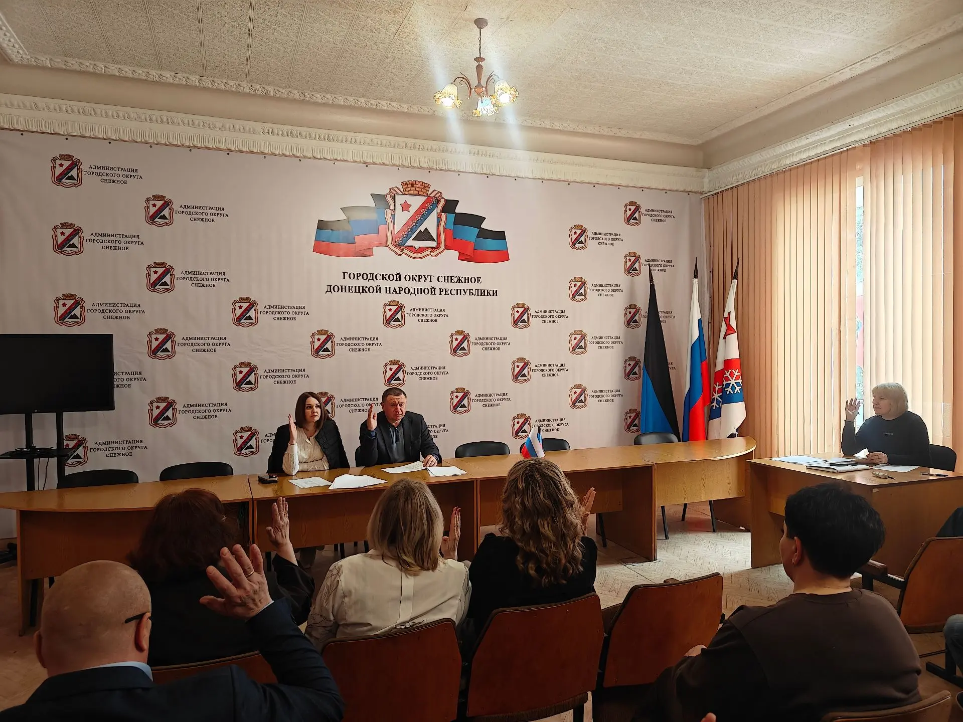 В Снежном прошло заседание комиссии по награждению В Снежном прошло заседание комиссии по награждению