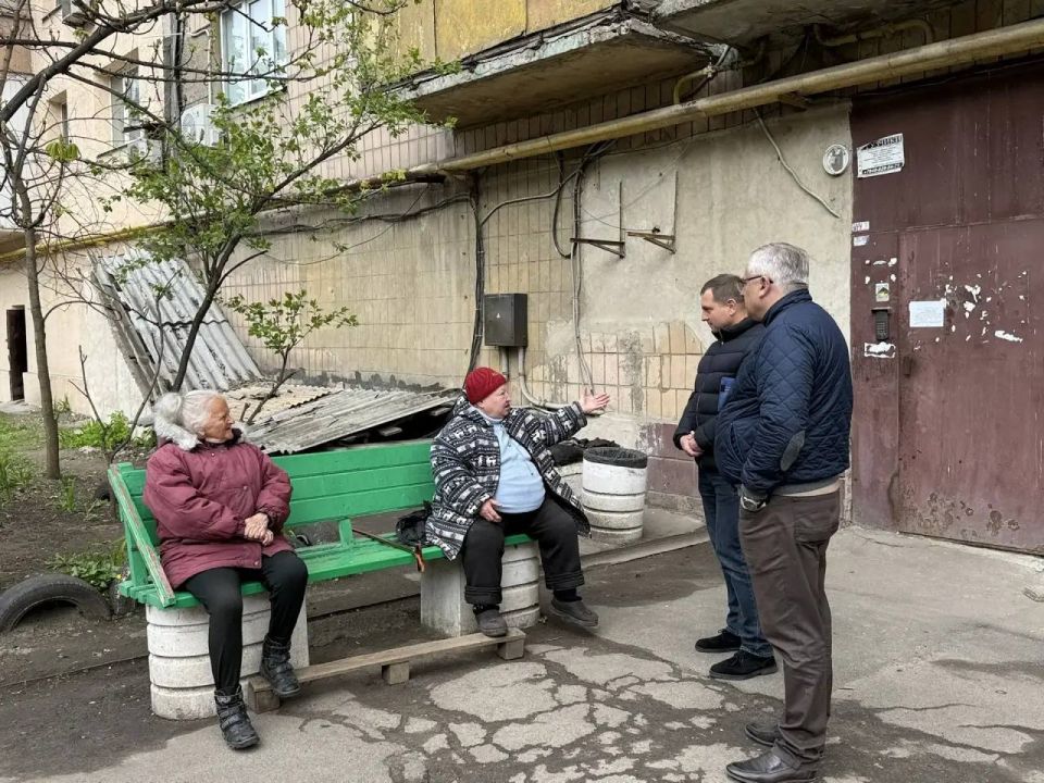 Сегодня, 15 апреля, первый заместитель руководителя Управы Ворошиловского внутригородского района Евтеев Андрей совместно с депутатом Донецкого городского Совета Ткаченко Сергеем провели встречу с населением Сегодня, 15 апреля, первый заместитель руководителя Управы Ворошиловского внутригородского района Евтеев Андрей совместно с депутатом Донецкого городского Совета Ткаченко Сергеем провели встречу с населением