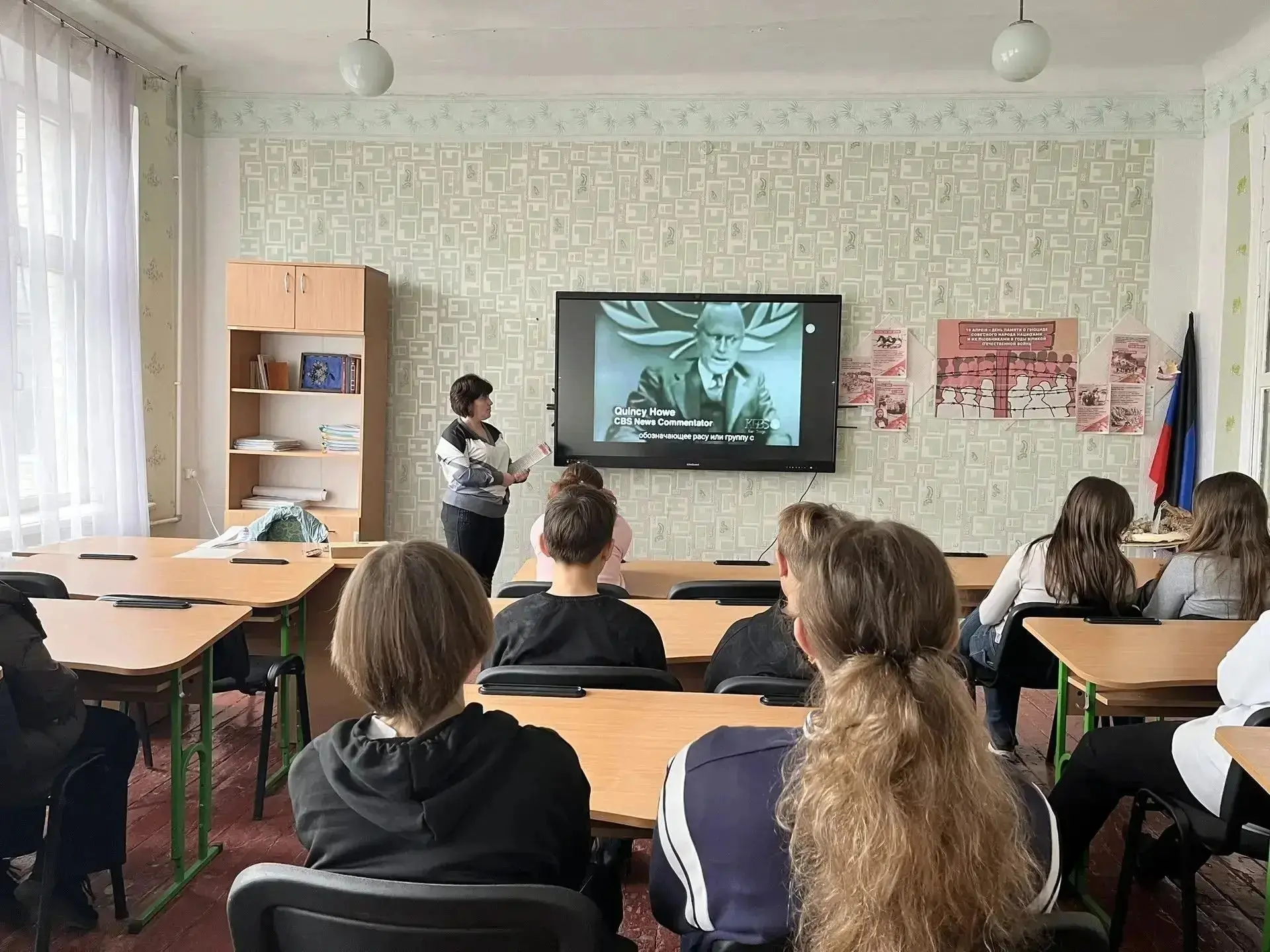 В память о геноциде в енакиевской школе прошёл классный час В память о геноциде в енакиевской школе прошёл классный час