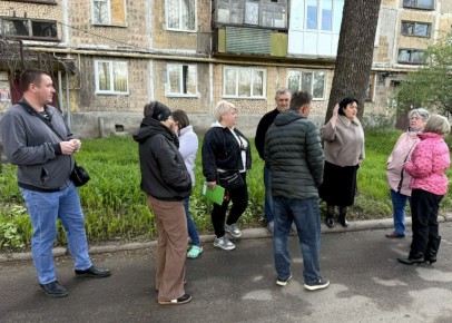 Иван Адамец: Алина Волкова, первый заместитель руководителя управы Куйбышевского района, встретилась с жителями дома № 20 на улице Краковской