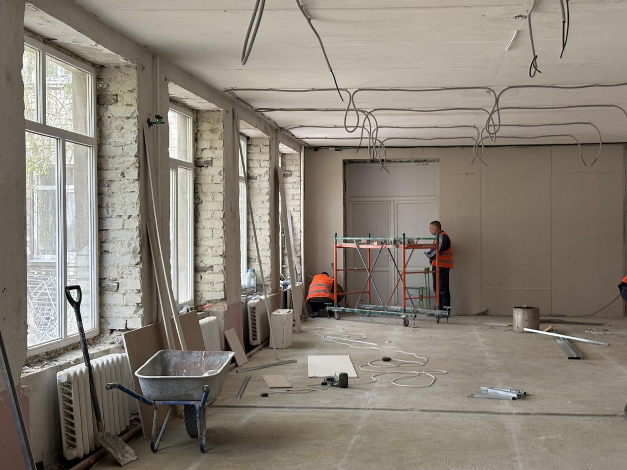 Сахалинская область проводят полный комплекс восстановительных работ в зале хореографии средней школы № 2 Шахтерска