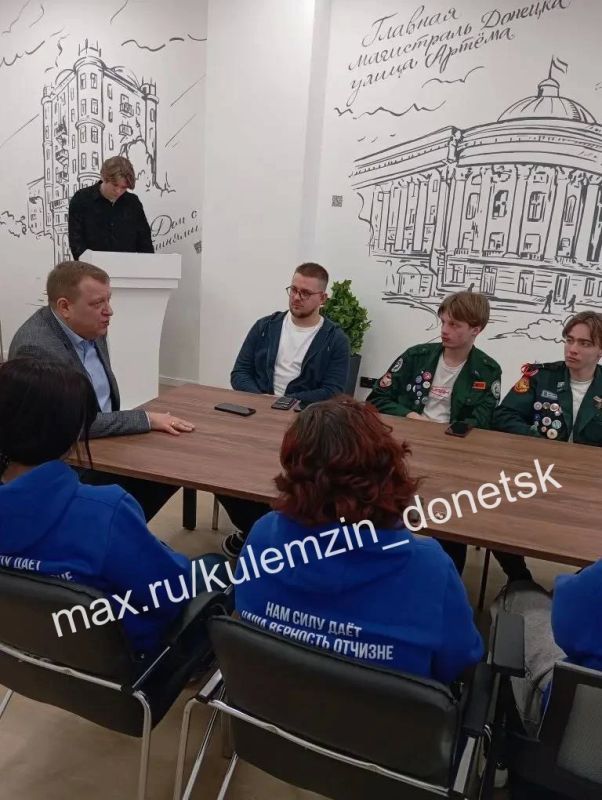 В рамках направления #ГосСтартДиалог в молодёжном центре 30/09 прошла встреча заместителя главы администрации г.о. Донецк Игоря Сапрыкина с активной молодёжью В рамках направления #ГосСтартДиалог в молодёжном центре 30/09 прошла встреча заместителя главы администрации г.о. Донецк Игоря Сапрыкина с активной молодёжью
