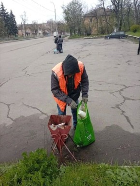 Коммунальщики Снежного продолжают благоустраивать территории общего пользования