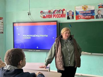 Поговорим о грантах. В городском округе Иловайск в ГБОУ "Зеленовская школа г. о. Иловайск" для старшеклассников прошла проектная лекция «Поговорим о грантах», подготовленная и проведённая директором Зеленовского сельского...