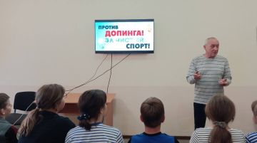 В ГБОУ «Школа №5 г.о. Дебальцево» с участниками школьного спортивного клуба прошла беседа на тему: "Первичная профилактика наркомании и применения допигна в спорте